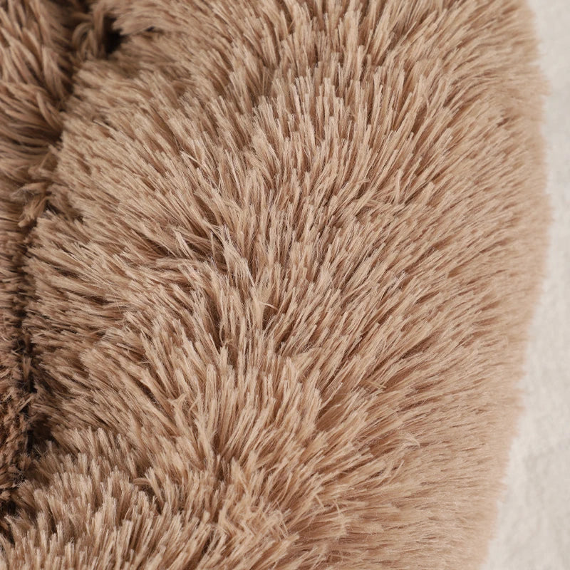Fluffy warm round pet bed with pet